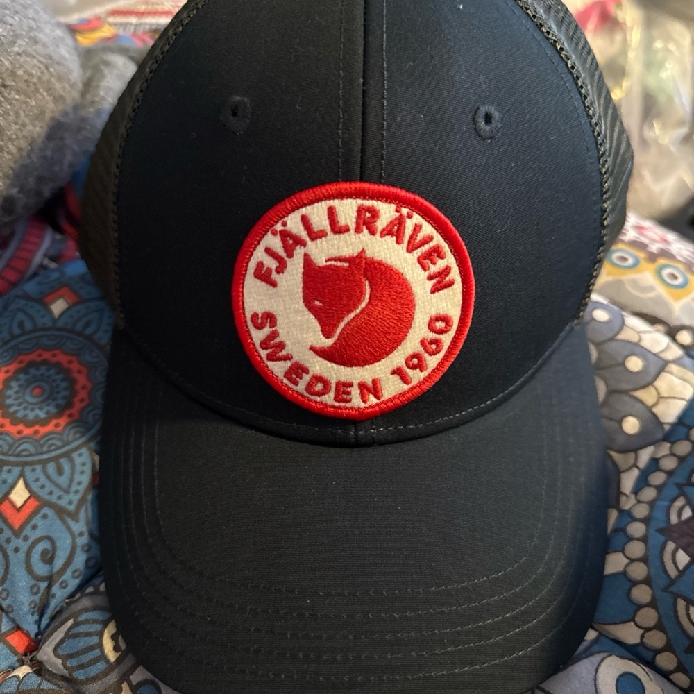 Fjällräven Sweden 1960 Patch Trucker Hat - Navy with Red Patch NWT 78138 S/M - Picture 2 of 4